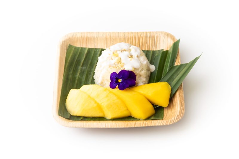 Sticky rice with coconut cream and fresh mango